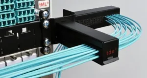 Gestión de cables con descarga de tracción Gestión de cables con descarga de tracción