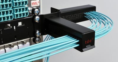 Gestión de cables con descarga de tracción