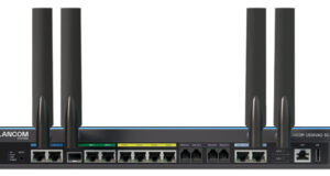 Router multi-WAN 1936VAG-5G Con su solución todo en uno, el router multi-WAN 1936VAG-5G combina dos módems VDSL integrados, un módem 5G dual-SIM y conexión opcional de fibra óptica para satisfacer los más altos requisitos de rendimiento en sucursales. LANCOM Systems, firma germana especializada en la producción de soluciones de red seguras, presenta su nuevo router Multi-WAN 1936VAG-5G, una solución integral diseñada para cumplir con las exigencias más altas de rendimiento en las sucursales. Combina dos módems VDSL Supervectoring integrados, un módem 5G dual-SIM y una conexión opcional de fibra óptica, garantizando una conexión multi-WAN altamente disponible para sus ubicaciones, incluso con tráfico de datos crítico y volúmenes de datos incrementados. La implementación de radio celular 5G permite operaciones primarias con baja latencia para aplicaciones en tiempo real o escenarios de respaldo inteligente. El uso paralelo de múltiples líneas de Internet distribuye idealmente la carga en la red y aprovecha al máximo el ancho de banda disponible mediante balanceo de carga. La gestión centralizada de la red a través de la LANCOM Management Cloud (LMC) completa el paquete del 1936VAG-5G y permite automatizar la administración de redes medianas y grandes. Conectividad multi-WAN y balanceo de carga Este dispositivo ofrece conectividad multi-WAN a través de dos módems VDSL Supervectoring integrados, operables en paralelo para alcanzar hasta 2x300 Mbps o, alternativamente, mediante el uso de un módem en una conexión G.fast. Además, proporciona Internet de alta velocidad a través de fibra óptica con módulos GPON y AON disponibles por separado, y Ethernet Gigabit para la conexión de módems externos mediante un puerto WAN Ethernet y un combo SFP/TP. El balanceo de carga permite la operación activa/activa de varias líneas de Internet, maximizando el ancho de banda disponible y asegurando una distribución óptima de la carga en la red. Esto es esencial para entornos con necesidades de tráfico intensivo y aplicaciones críticas. Integrado con un módem 5G dual-SIM, este dispositivo permite operaciones primarias a través de 4G/5G o en paralelo con otros tipos de acceso, proporcionando baja latencia y alto ancho de banda para aplicaciones en tiempo real como transmisión de vídeo, telefonía o realidad aumentada. Funciones de telefonía profesional y virtualización Este router incorpora funciones de telefonía profesional gracias al LANCOM VCM (Voice Call Manager) integrado y al SBC (Session Border Controller). Permite el uso continuado de componentes ISDN y analógicos existentes mediante dos ISDN S0 (NT) para configuración de línea punto a punto o multipunto, y cuatro analógico (interno)/fax. Ofrece veinticinco conexiones IPsec VPN simultáneas, ampliables opcionalmente a un centenar, facilitando la conexión segura entre sucursales y oficinas remotas. La virtualización de la red es posible con hasta 64 redes en un solo dispositivo (ARF), permitiendo una segmentación eficiente y segura. El dispositivo cuenta con un encapsulado metálico completo con conexiones frontales y una fuente de alimentación integrada de 230 V, idónea para montaje en rack de 19". Si te interesa, en nuestro monográfico Especial Routers inalámbricos puedes encontrar información de todas las posibilidades actuales en el mercado. Para más información sobre el nuevo 1936VAG-5G, puedes utilizar nuestro SERVICIO GRATUITO AL LECTOR, que encontrarás a continuación.